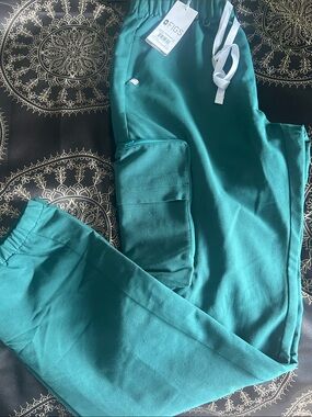 BNWT Figs Forest Green Cargo Joggers - Forest Green with White Drawstring🌹
